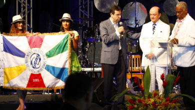 remise drapeaux école de samba