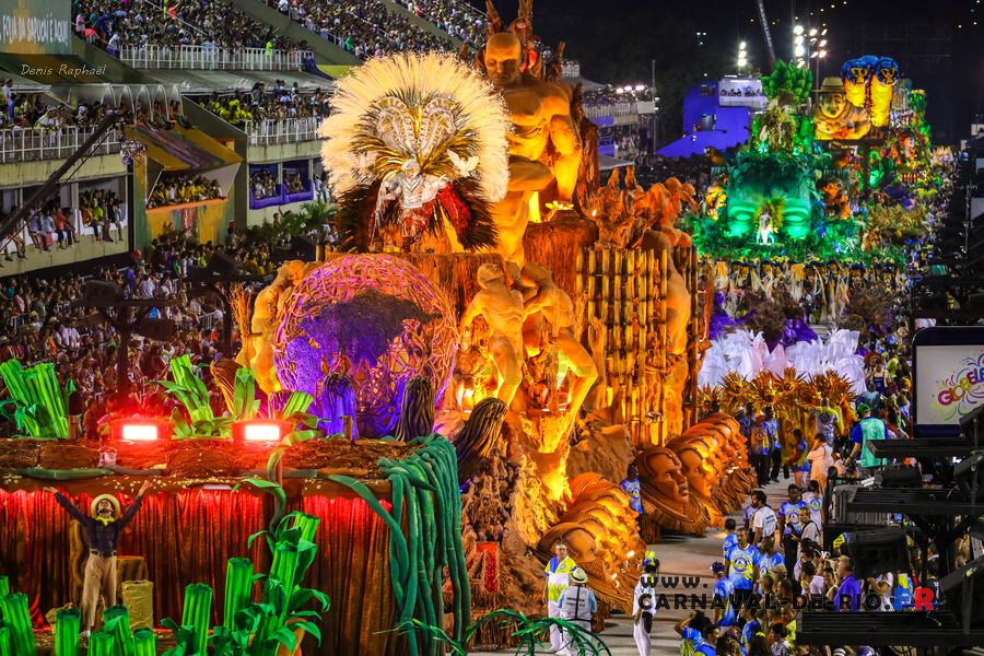 Vue d ensemble de chars allégoriques du Carnaval de Rio