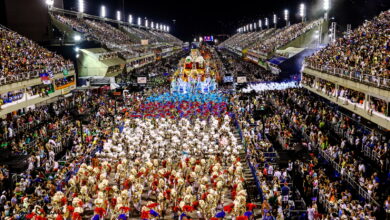 Vue d'ensemble du Sambodromo depuis la fin de l'avenue