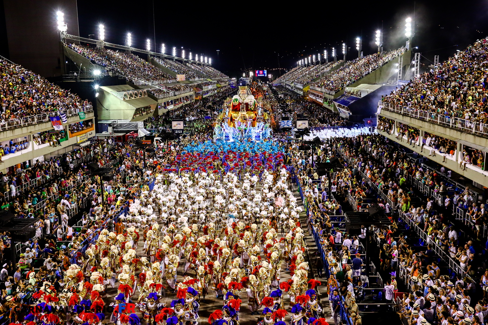 https://www.carnaval-de-rio.fr/wp-content/uploads/guide-du-carnaval-de-rio/le-sambodromo/sambodromo-rio-de-janeiro-1.jpg