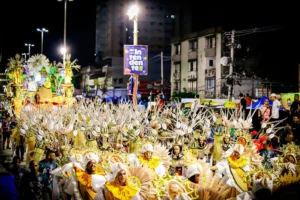 Défilé dans Intendente Magalhaes pendant le Carnaval de Rio