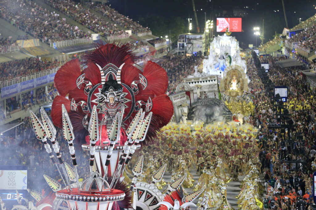 Brésil : le carnaval de Rio dans toute sa splendeur au sambodrome 