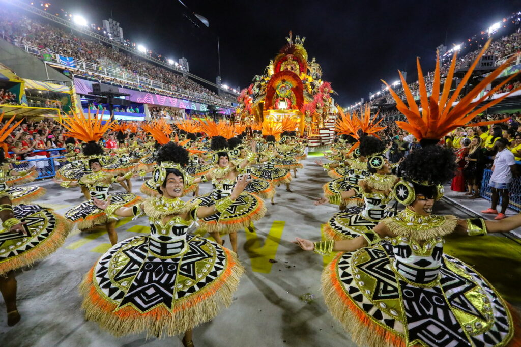 Brésil : le carnaval de Rio célèbre ses racines africaines 